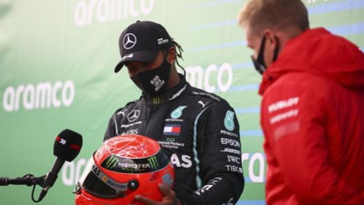 Lewis Hamilton riceve da Mick Schumacher il casco del papà. Ap