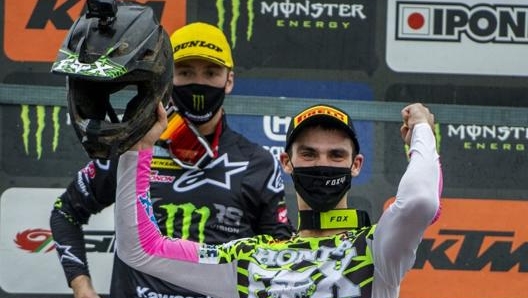 Tim Gajser esulta per il titolo