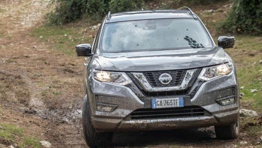 La X-Trail sorprende positivamente lontano dall’asfalto: su fango e sterrato se la cava egregiamente grazie alla trazione 4x4-i e all’altezza da terra