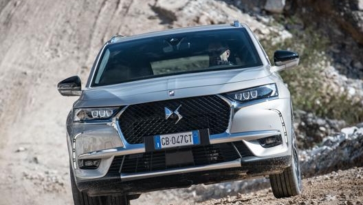 La DS 7 Crossback E-Tense 4x4 in prova alle cave di marmo di Carrara