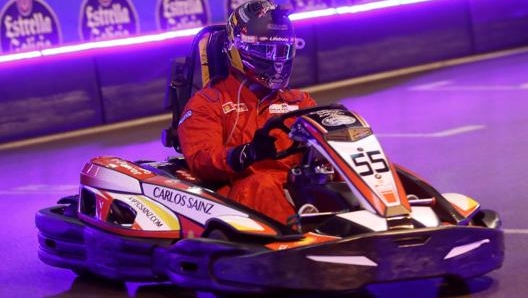 Carlos Sainz si esibisce sui kart a Madrid. Epa