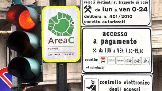 Nonostante la sospensione, l’Area C rimane interdetta ai veicoli più inquinanti. Imagoeconomica