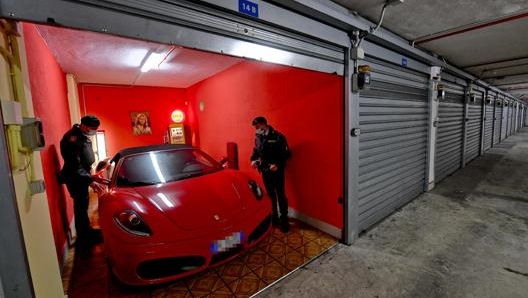 Una delle Ferrari sequestrate dalle fiamme gialle. Ansa