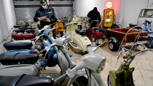 La collezione di scooter d’epoca cui sono stati posti i sigilli. Ansa