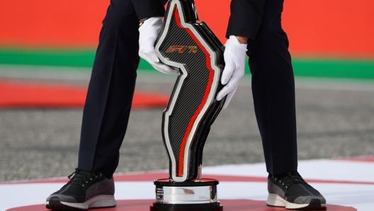 Il trofeo del vincitore del GP che ripropone il tracciato di Imola. Afp