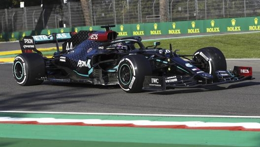 Lewis Hamilton in azione a Imola su Mercedes. Epa