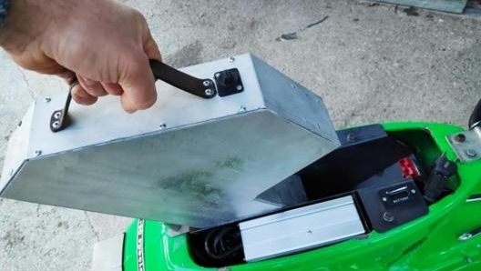 Il pacco batteria al litio pesa solo 6 kg, estraibile per essere caricato da qualsiasi parte