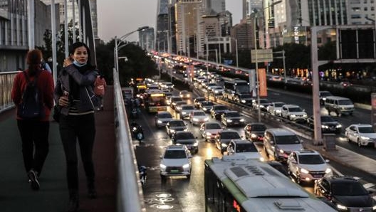 Una strada trafficata di Pechino. Epa