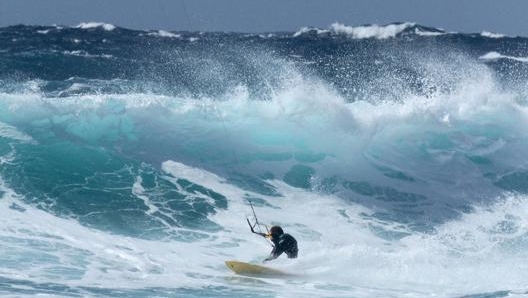 Le onde a Capo Mannu in Sardegna toccano i 4 metri