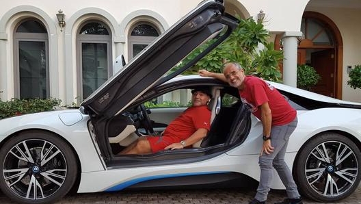 Maradona a bordo della Bmw i8