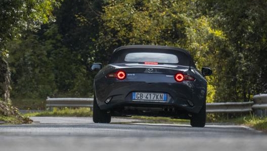 Il peso a vuoto della Mazda MX-5 1.5 è di 996 kg