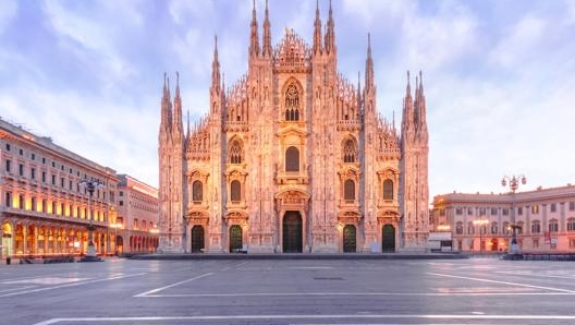 La splendida Piazza del Duomo di Milano desolatamente vuota. iStockphoto