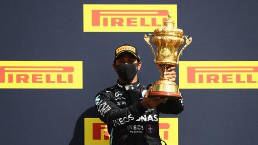 Hamilton con la coppa del vincitore del GP Gran Bretagna 2020 a Silverstone. Getty