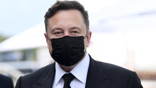 Musk avrebbe  contratto il coronavirus pochi giorni fa nonostante abbia avuto risultati discordanti dai quattro tamponi effettuati. Epa