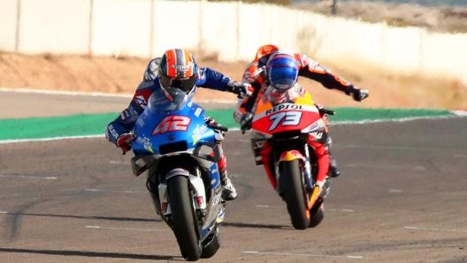 Alex Rins e Marquez jr sul traguardo di Aragon. Epa