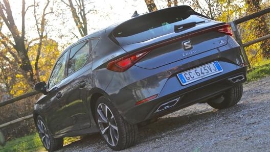 Il pacco batteria da 12,8 kWh promette 60 km di autonomia in elettrico e 140 km/h di velocità massima