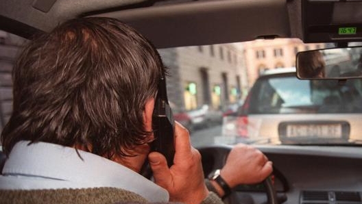 rimandato linasprimento delle sanzioni per chi telefona al volante. Ansa