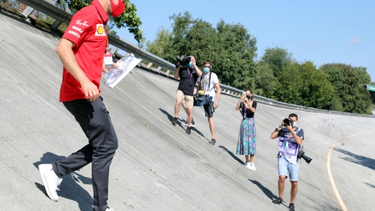 Sebastian Vettel, 33 anni, sulla sopraelevata nord della pista ad alta velocità ANSA