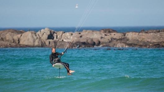 Francesco Cappuzzo, atleta classe 1997, impegnato con il Kite Foil