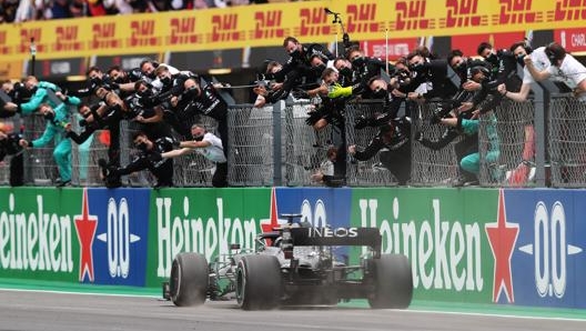 Lo storico arrivo di Lewis Hamilton in Portogallo; 92 vittorie in F1. Getty