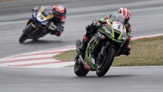 Jonathan Rea davanti a Loris Baz arrivato sesto nella Superpole Race. Getty