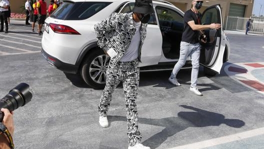 Lewis Hamilton torna al paddock della F1 ad Abu Dhabi. Afp