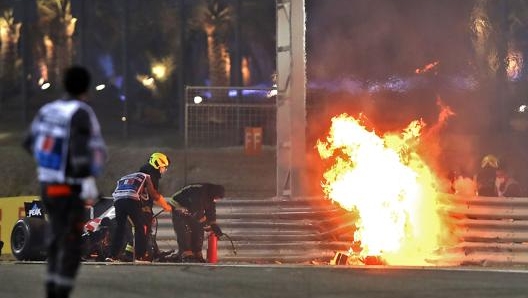 I soccorritori mentre spengono la Haas di Romain Grosjean durante il GP del Bahrain