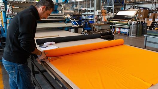 La tuta McLaren è costruita secondo il metodo tradizionale, basato sulla combinazione di diversi materiali. Sparco