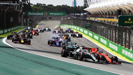 La partenza del GP Brasile 2019 con Hamilton e Vettel in primo piano. quest’anno il GP non si è disputato per il coronavirus GETTY IMAGES