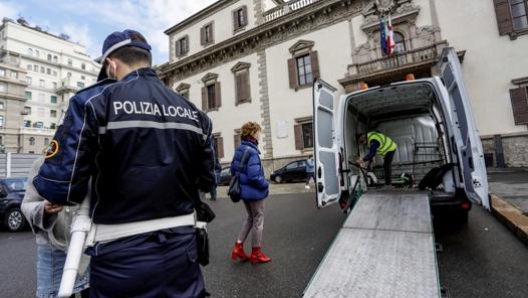 La rimozione di monopattini parcheggiati male a Milano. Ansa