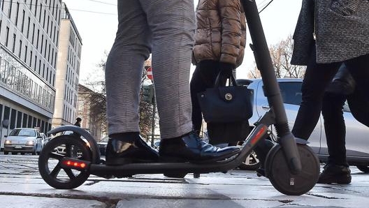 Da gennaio 2020, i monopattini elettrici sono equiparati alle bici: non c’è l’obbligo di casco, targa e assicurazione, ma la velocità non può eccedere i 25 km/h e il motore deve avere 500 watt di potenza massima