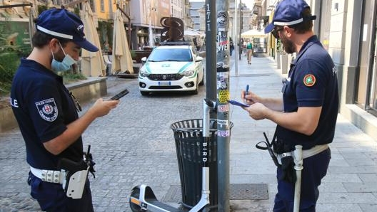 A Milano gli agenti hanno iniziato a sanzionare anche la sosta selvaggia dei monopattini