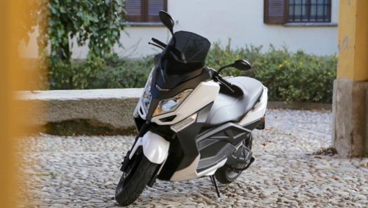 Lo scooter elettrico Jonway Mjs-E Sport monta un motore da 18,7 kW