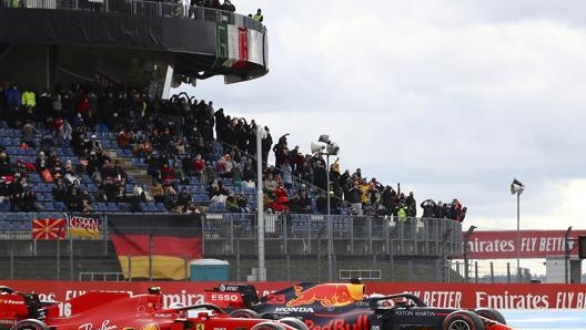 Leclerc a duello con la Red Bull di Verstappen nel GP dell’Eifel di quest’anno. LaPresse