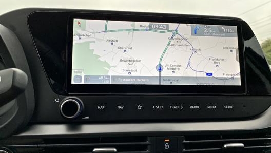 Lo schermo da 10,25’’ del sistema d’infotainment e navigazione della Hyundai i20