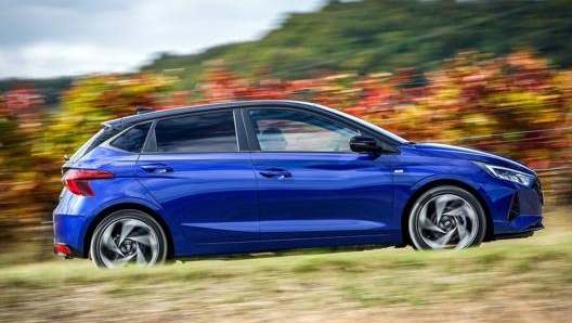 Hyundai i20 misura 4 metri in lunghezza e monta motori benzina da 84 Cv o benzina mild-hybrid da 100 Cv