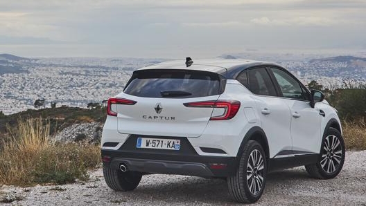 La Renault Captur E-Tech Hybrid affianca al propulsore 1.6 benzina aspirato due motori per una potenza complessiva di 140 Cv