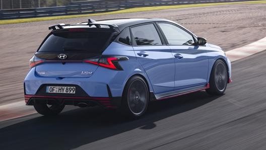 La velocità massima di Hyundai i20 N è di 230 km/h, lo scatto 0-100 km/h di 6,7 secondi