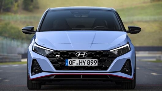 Hyundai i20 N monta paraurti specifici e si caratterizza per la linea rossa che corre lungo l’intera carrozzeria