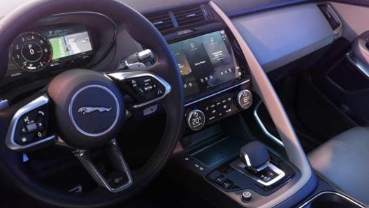 Le novità sono presenti anche all’interno dell’abitacolo della Jaguar E-Pace