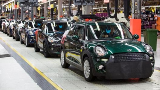 Bmw produce le Mini nello stabilimento di Oxford