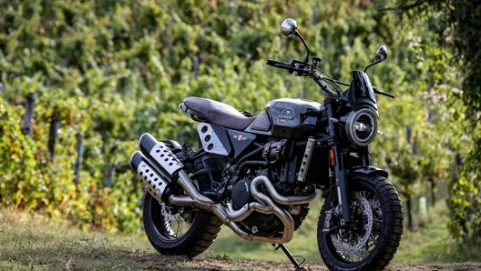 La Moto Morini 1200 Super Scrambler calata in un tipico scenario dell’Oltrepò Pavese