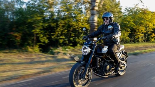 In sella alla Moto Morini 1200 Super Scrambler