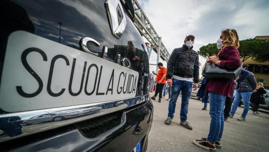 Una protesta delle autoscuole a Napoli lo scorso maggio. Ansa