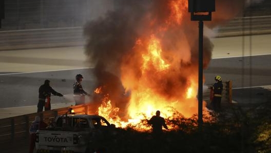 L'incidente di  Grosjean in Bahrain con il  decisivo l'intervento del dottor Ian Roberts. Epa