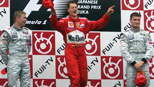 Schumacher sul podio di Suzuka mentre dirige lorchestra durante linno italiano. EPA