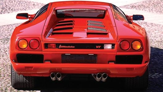 Nel 1993 arriva la Diablo VT, versione a trazione integrale della supercar, dotata anche di un sistema di sospensioni a gestione elettronica.