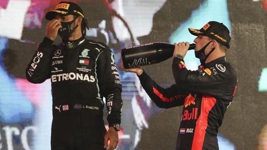 Da sinistra Lewis Hamilton e Max Verstappen. Ap