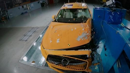 Un crash test per verificare la protezione laterale