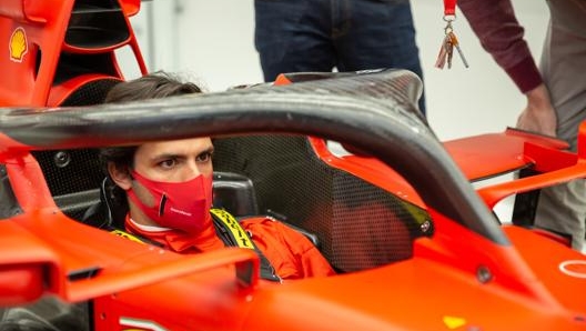 Carlos Sainz prova il sedile sulla rossa. Foto www.ferrari.com